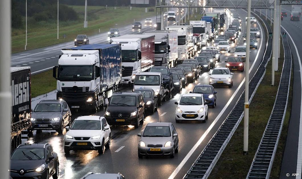 Drukke maandagochtendspits: veel regen, ongelukken en files