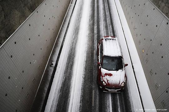 Gladheid door sneeuwval: code geel in groot deel van het land