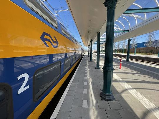 Treinverkeer ligt stil door schip dat tegen spoorbrug Alphen aanvaart