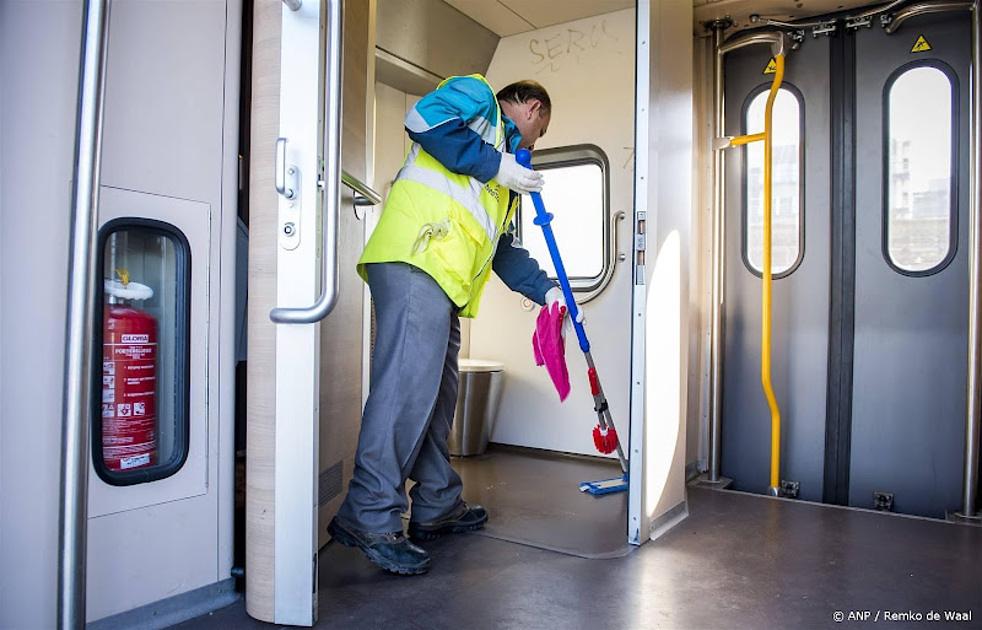 Twee treinenschoonmakers onwel: één medewerker overleden