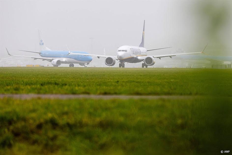 Ongeveer 50 vluchten op Schiphol geannuleerd om vorst en mist