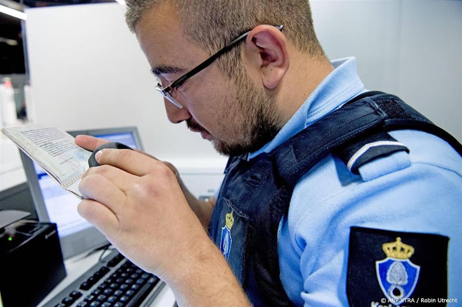 Marechaussee Schiphol verstrekt deze zomer meer nooddocumenten