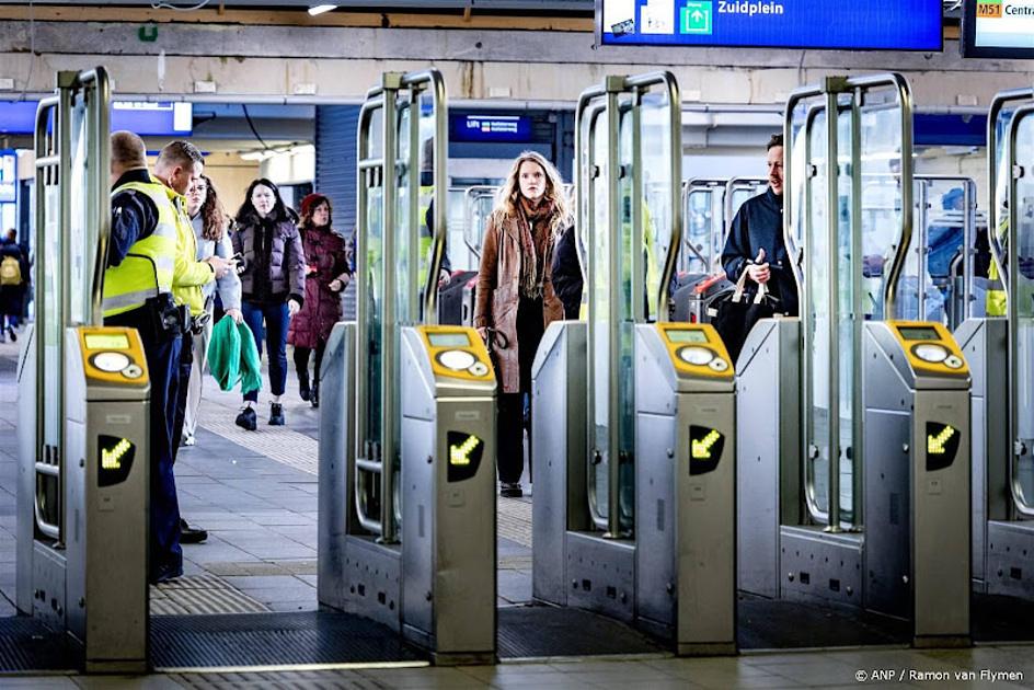 Vollere treinen en drukke perrons op station Amsterdam Zuid