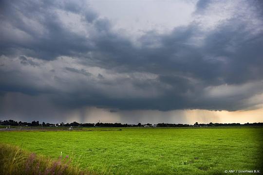 KNMI: vrijdag en zaterdag in het hele land kans op onweersbuien en wateroverlast