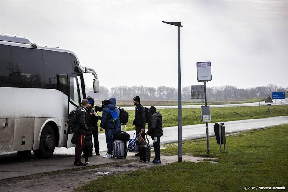 Eerste bussen met asielzoekers van Ter Apel naar Biddinghuizen