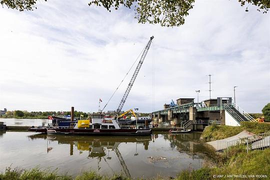 Gestrand vrachtschip bij Maastricht ligt nog steeds vast