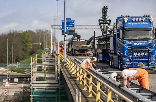 Afgesloten rijstrook op brug A7 richting Amsterdam gaat weer open