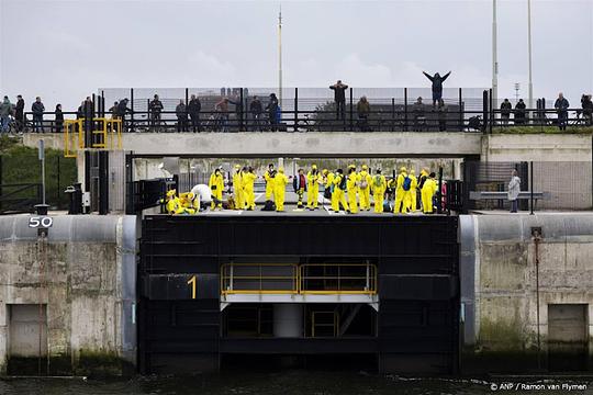 Actievoerders Extinction Rebellion blokkeren sluizen in IJmuiden