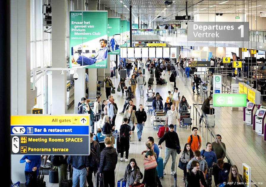 Schiphol drukker dan vorige zomer, nog niet meer dan voor corona