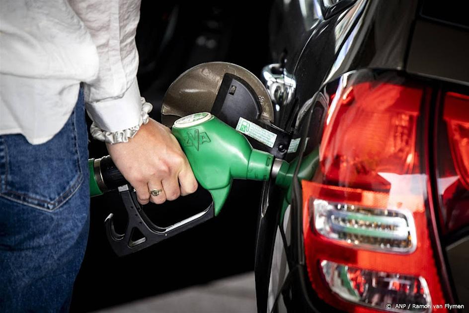 Benzine vanaf zaterdag zo'n 14 cent per liter duurder; drukte bij tankstations