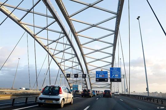 Van Brienenoordbrug vanwege onderhoud in beide richtingen dicht