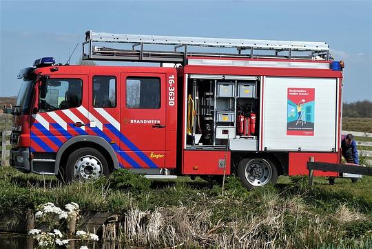 Brandweer blust brand in vrachtwagen in Kampen