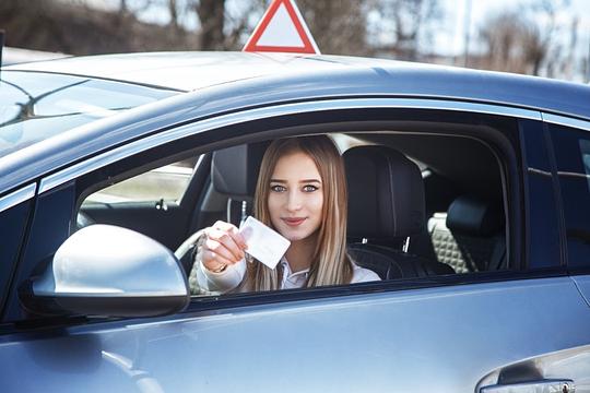 Premie autoverzekering jongeren stijgt 3 keer zo hard als die van ouderen