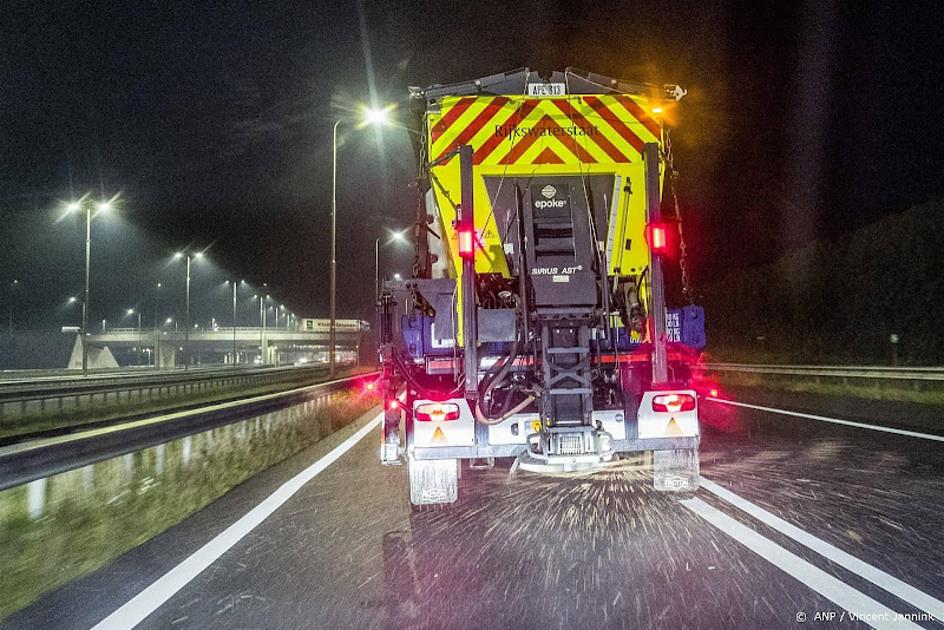 Strooiwagens Rijkswaterstaat strooien bijna een miljoen kilo zout