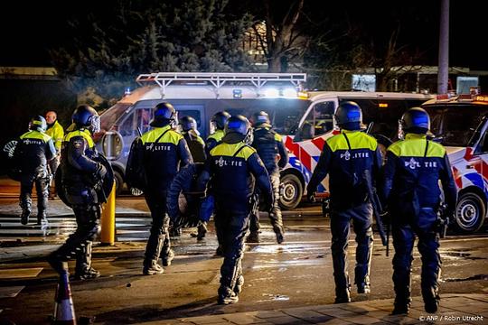 Relschoppers in Den Haag bekogelen en beschadigen brandweerauto's