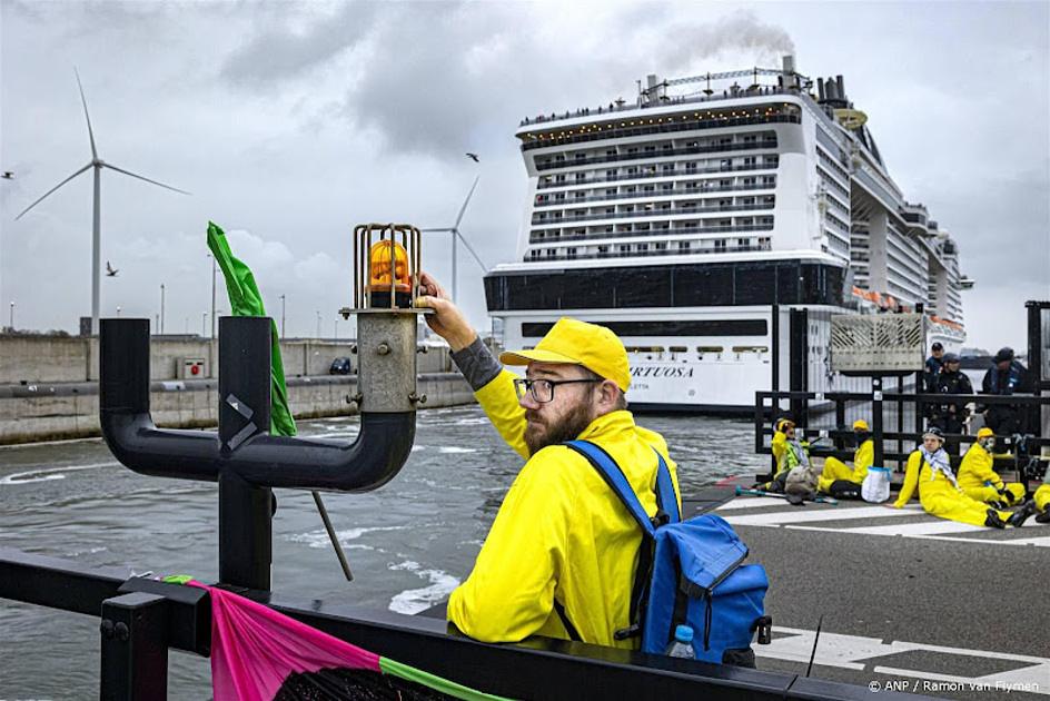 Cruiseschip kan doorvaren na protest XR bij sluis IJmuiden