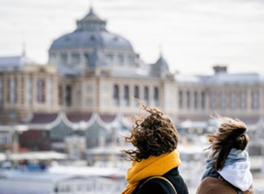 Minder treinen en vluchten door storm Eunice