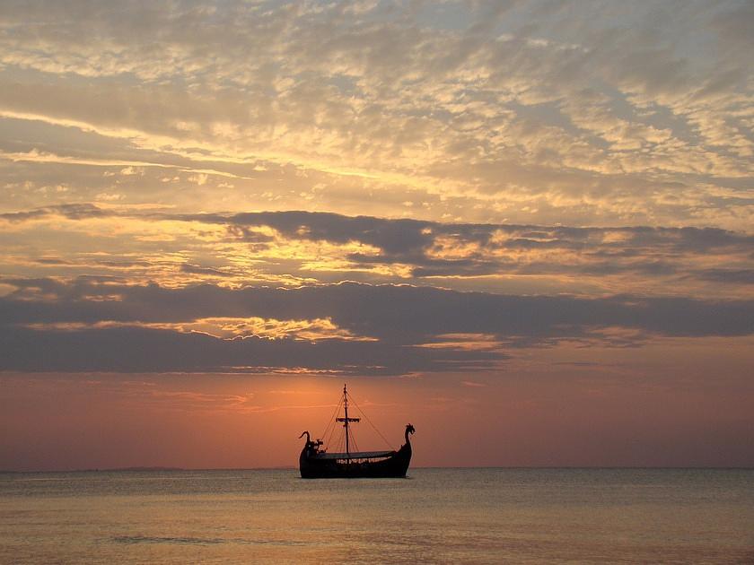 Studenten laten replica vikingschip te water in Sneek