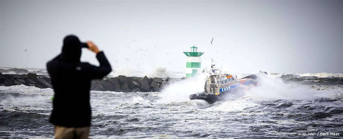 Vrachtschip stuurloos op Noordzee door storm