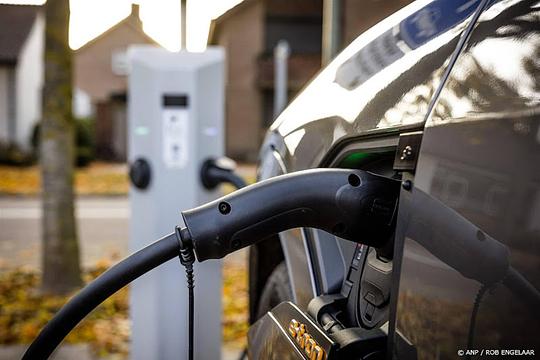 Zakelijke rijders switchen vaker van elektrisch naar benzine