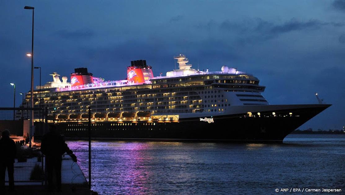 Disney-cruiseschip vaart Amsterdam voorbij na XR-demonstraties