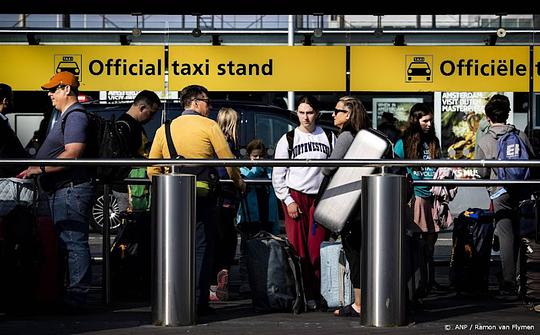 Ritje met taxi's Schiphol duurder geworden