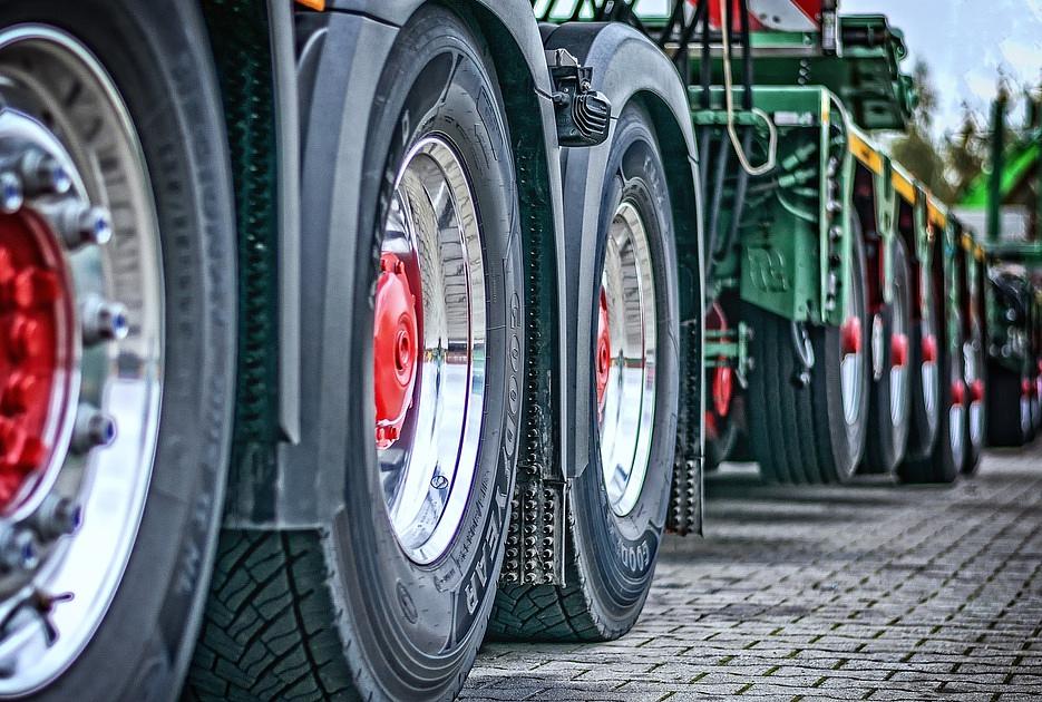 Vrachtauto klem onder spoorbrug bij station Kogerveld in Zaandam