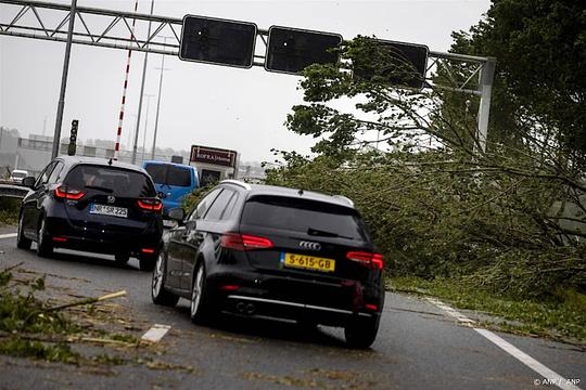 Omgewaaide bomen: hinder op enkele snelwegen