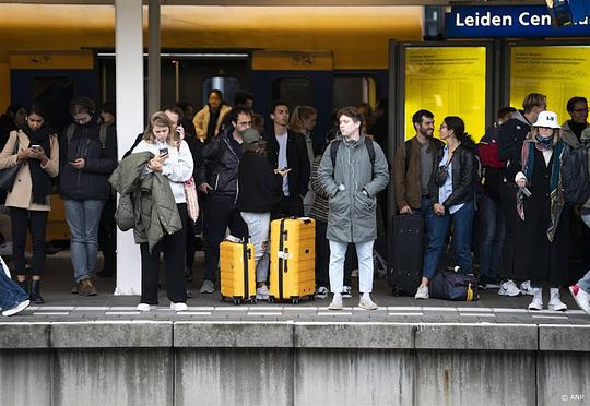 Geen treinen van en naar Leiden door defecte bovenleiding