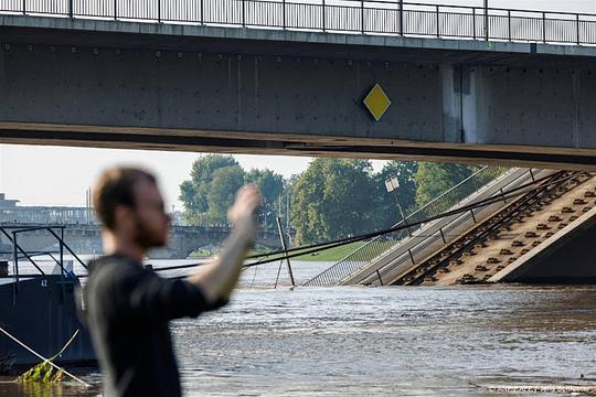 Ook Nederlandse binnenvaartschippers vast in Oostenrijk door hoogwater