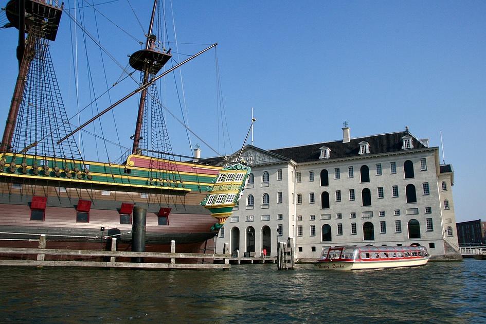 Iconen op het water in Het Scheepvaartmuseum tijdens Spelen