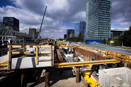 Metrodek op station Amsterdam Zuid geschoven boven hoofden reizigers