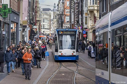 Amsterdam steekt 10 miljoen euro in ov