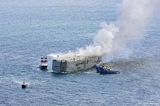 Bijna 1.000 meer auto’s op brandend vrachtschip bij Ameland