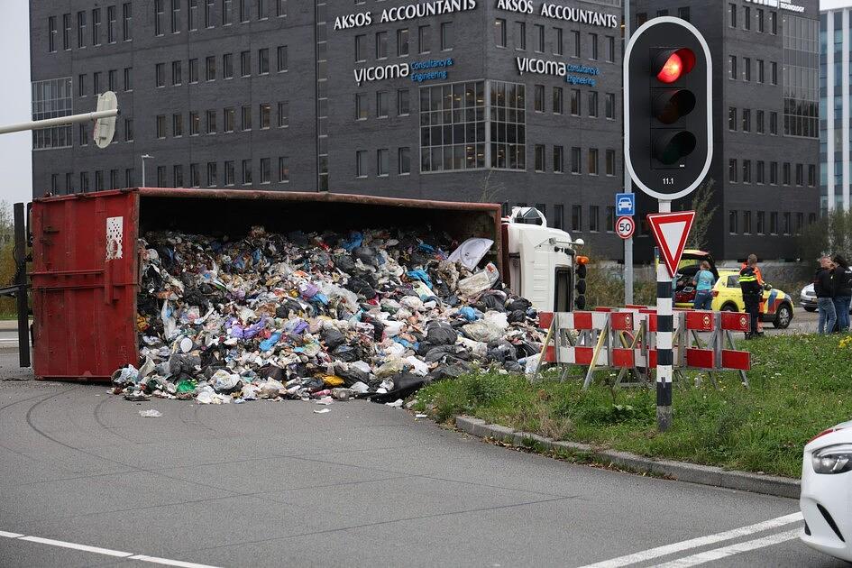 Vertraging op kruising Groningen door  gekantelde vrachtwagen met afval