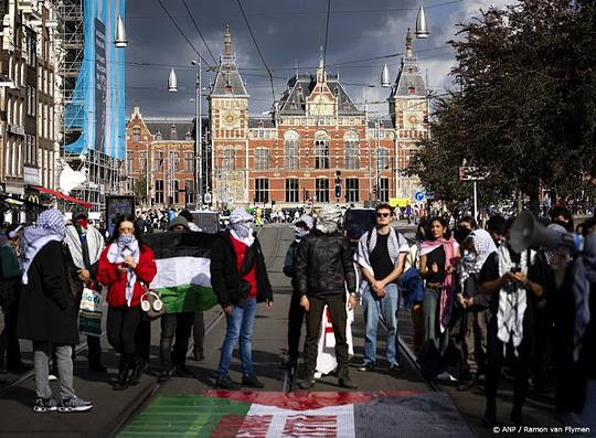 Pro-Palestijnse demonstranten ingesloten bij Amsterdam CS