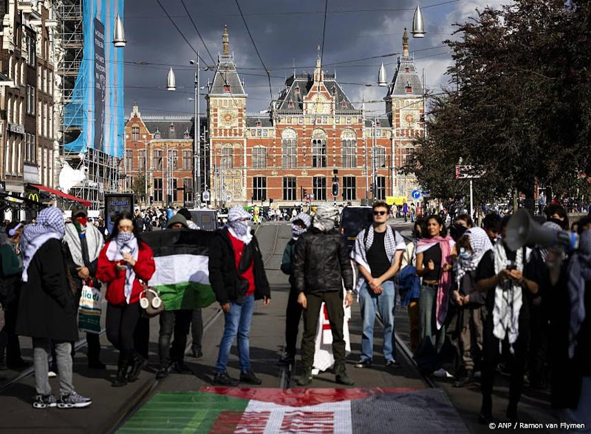 Pro-Palestijnse demonstranten ingesloten bij Amsterdam CS