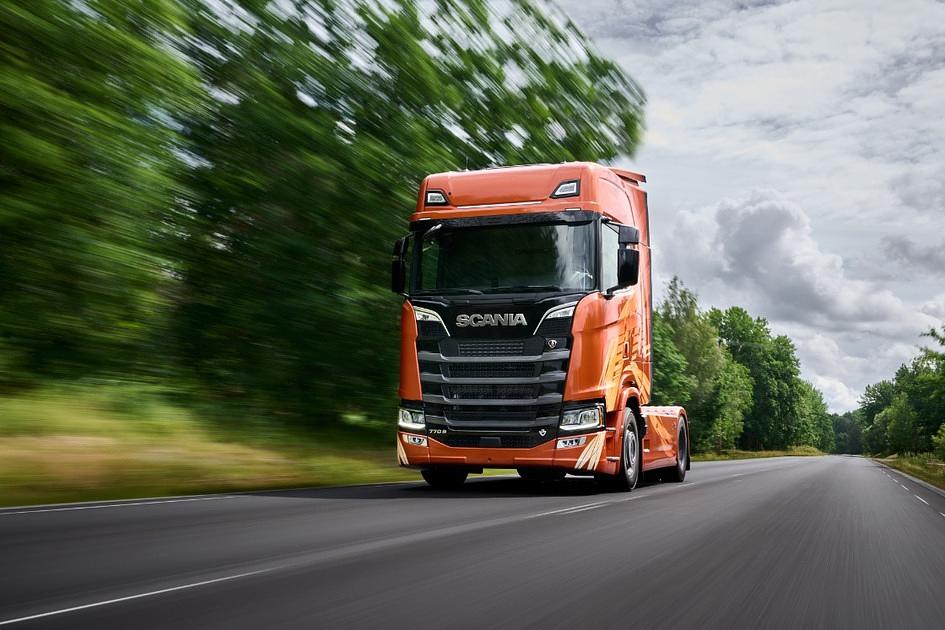 Fries transportbedrijf koopt eerste Svempas Fire Edition van Scania in Nederland aan