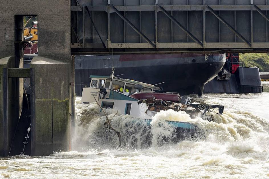 Woensdagavond nieuwe poging om schip bij Maastricht los te maken