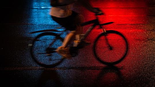 Politie haalt 20-jarige fietser zonder fietsverlichting van snelweg af