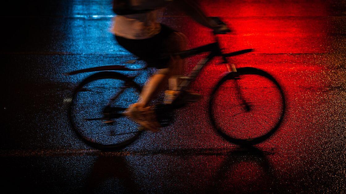 Politie haalt 20-jarige fietser zonder fietsverlichting van snelweg af