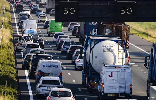 file met borden van verlaagde snelheid