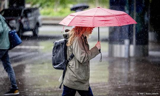 Dinsdag mogelijk wateroverlast in zuidoosten en extra drukke avondspits