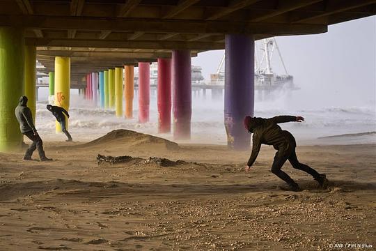 Waarschuwing KNMI voor zware windstoten aan de kust op vrijdag