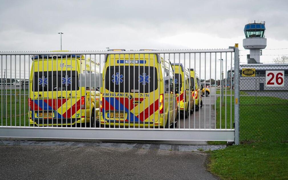 ambulances klaar op eelde airport