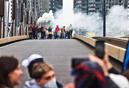 Extinction Rebellion bezet Erasmusbrug tijdens Wereldhavendagen