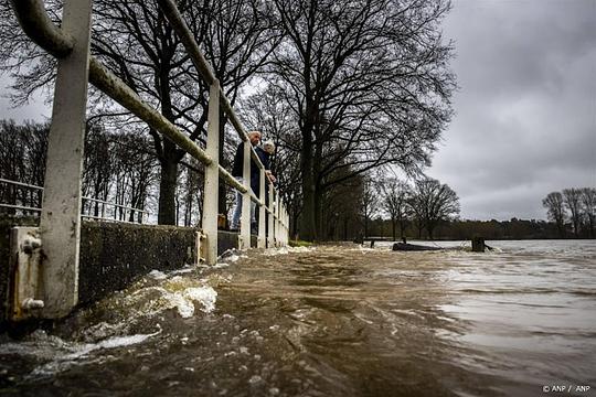 Auto te water in Nijverdal: één inzittende overleden