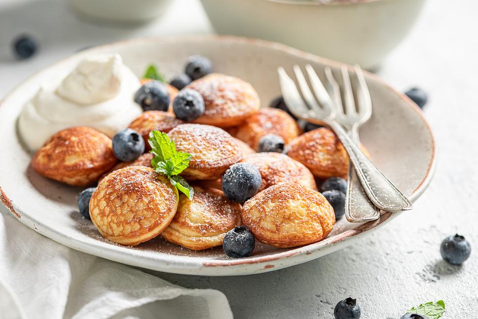 Omgevallen vrachtwagen blokkeert A32 met poffertjes en bami 