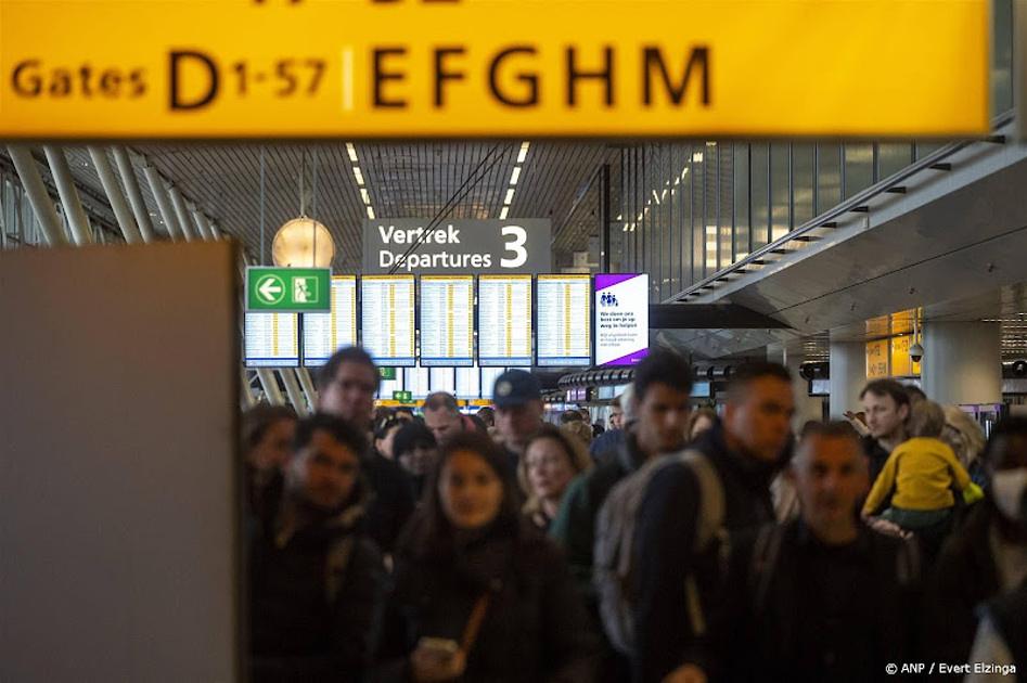 Beveiligers Schiphol vaker geconfronteerd met agressie door vloeistofregels, meldt CNV