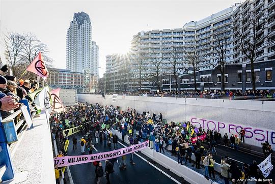 Extinction Rebellion blijft bij blokkade van A12 in Den Haag zaterdag